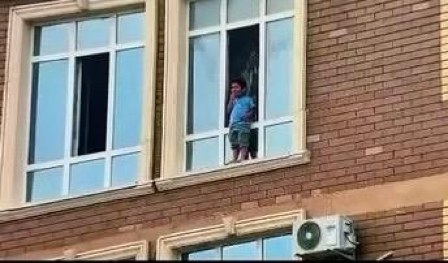 Полицейлер 10-қабаттың терезесіне шығып кеткен баланы құтқарды
