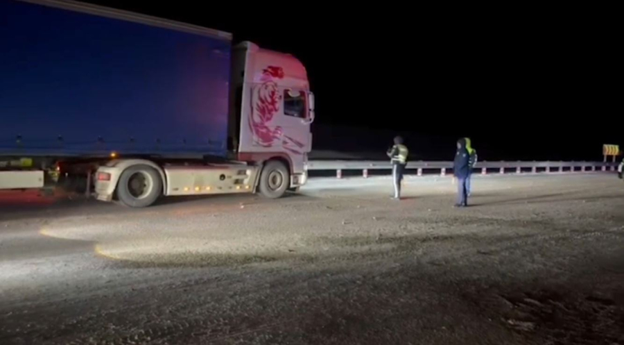 Қарағанды облысында полиция қызметкерлері жолға құм септі