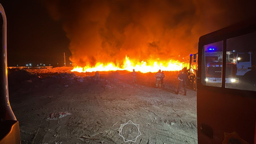 Крупный пожар произошел на мусорном полигоне в Астане