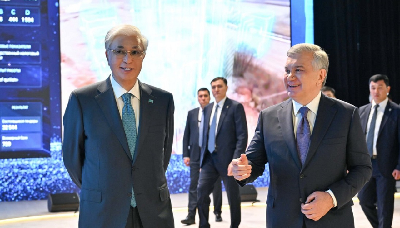 Президенты Казахстана и Узбекистана посетили хакатон по ИИ