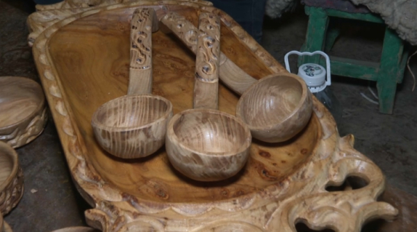 Ағаштан ою ойған шеберлер