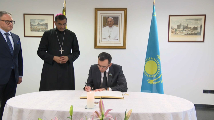 Ашимбаев оставил запись в книге соболезнований в связи с кончиной Папы Римского