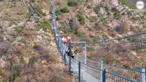 Италияда аспалы көпір ашылды