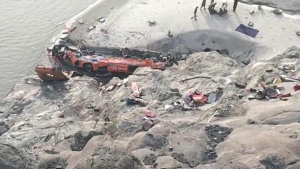 Автобус упал в ущелье в Пакистане: погибли 20 человек
