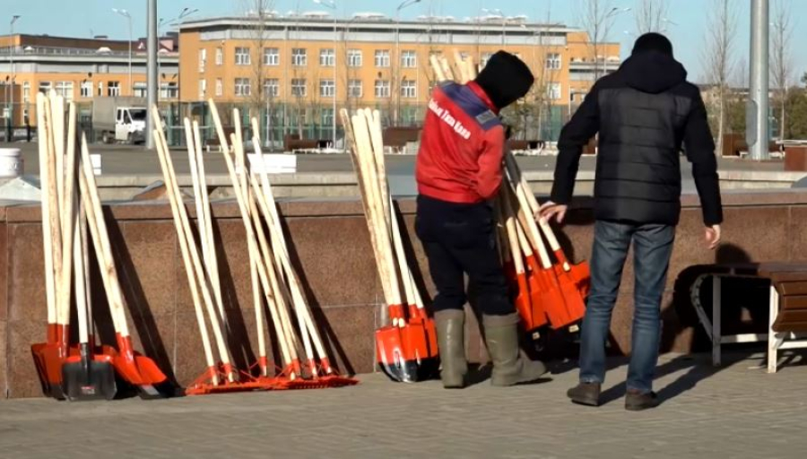 Жители Уральска очистили центральную площадь после народных гуляний