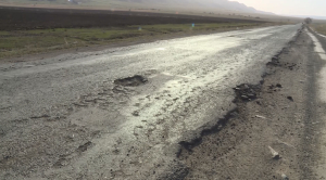 Недавно отремонтированный участок дороги разрушается в области Жетысу