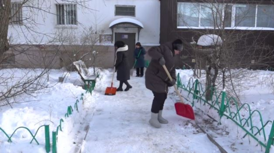 Павлодарцы вышли на уборку дворов после сильного снегопада