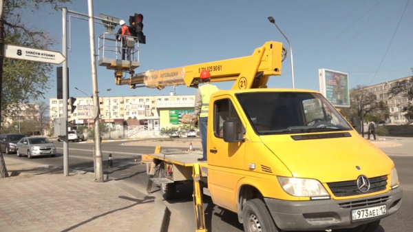 В Актау чистят и красят стойки светофоров