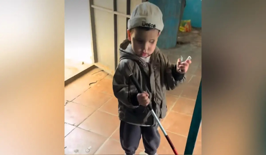 «Мені далаға тастап кетпейсің ғой?»: Маңғыстаулық зағип баланың видеосы елді жылатты