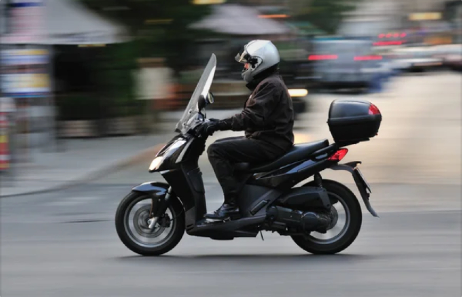 Мопедист сбил полицейского в Алматы