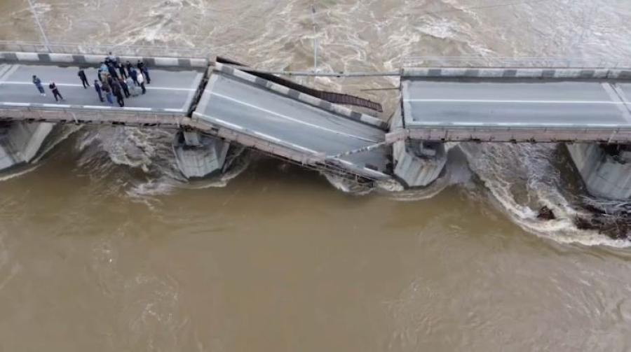 Автомобильный мост обрушился в Усть-Каменогорске