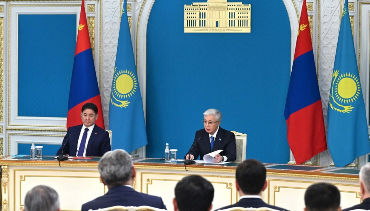 Президенты Казахстана и Монголии провели брифинг для СМИ
