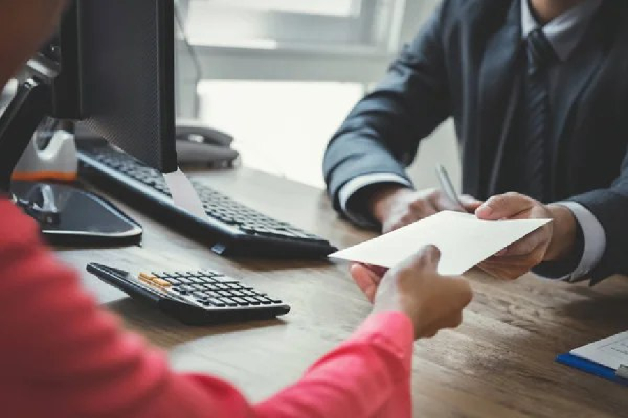 Число сделок с жильем сократилось на 13,5%