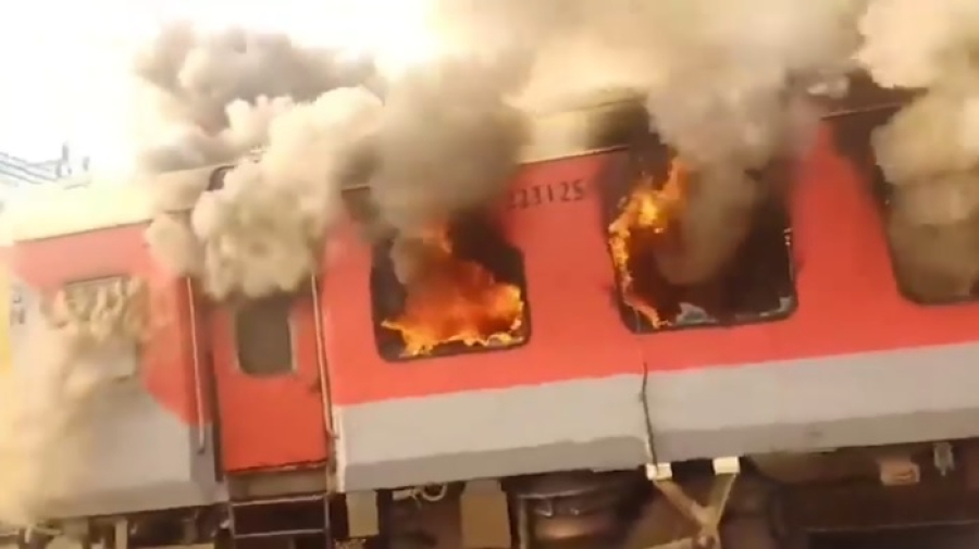 Вагон пассажирского поезда загорелся в Индии