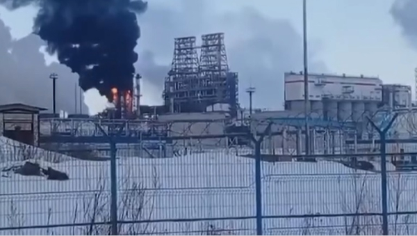 Нефтеперерабатывающий завод загорелся в России