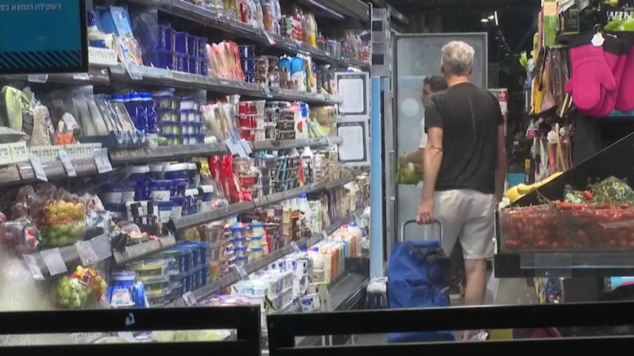 Израильде тұрғындар азық-түлікті көптеп сатып алып жатыр