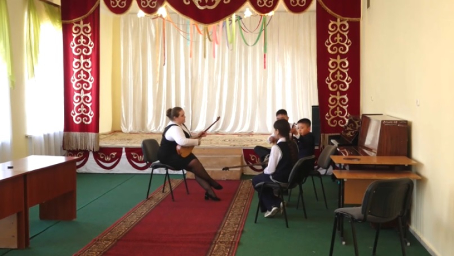 Молодой педагог Полина Ищенко из ЗКО прививает детям любовь к домбре