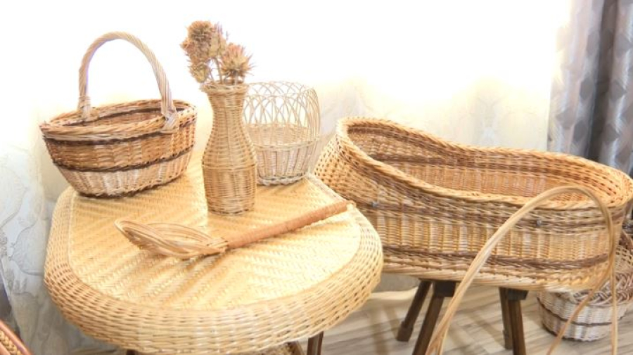 Мастер из Жетісу плетёт изделия из ивовой лозы