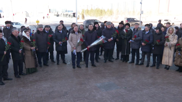 Ашимбаев принял участие в возложении цветов к монументу «Қазақ еліне мың алғыс»