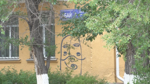 Вандалы изрисовали остановки и стены домов в Караганде