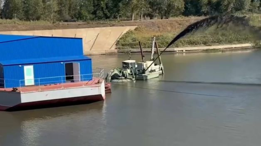 Плавучая станция на реке Урал снабжает районы водой