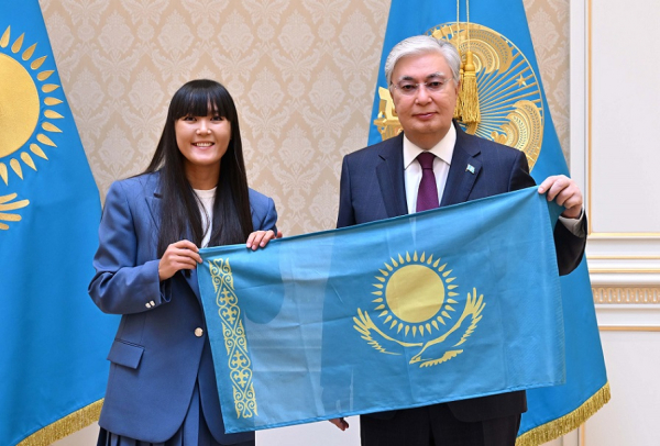 Глава государства встретился с альпинисткой Анар Бурашевой