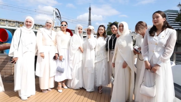 Дизайнеры из Казахстана устроили показ на корабле в Париже