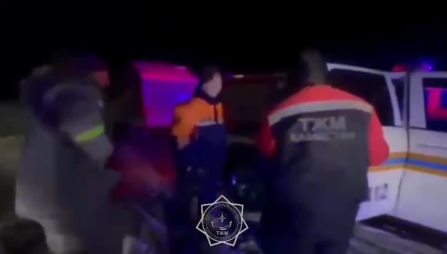 Легковушка застряла в снежном заносе в области Абай