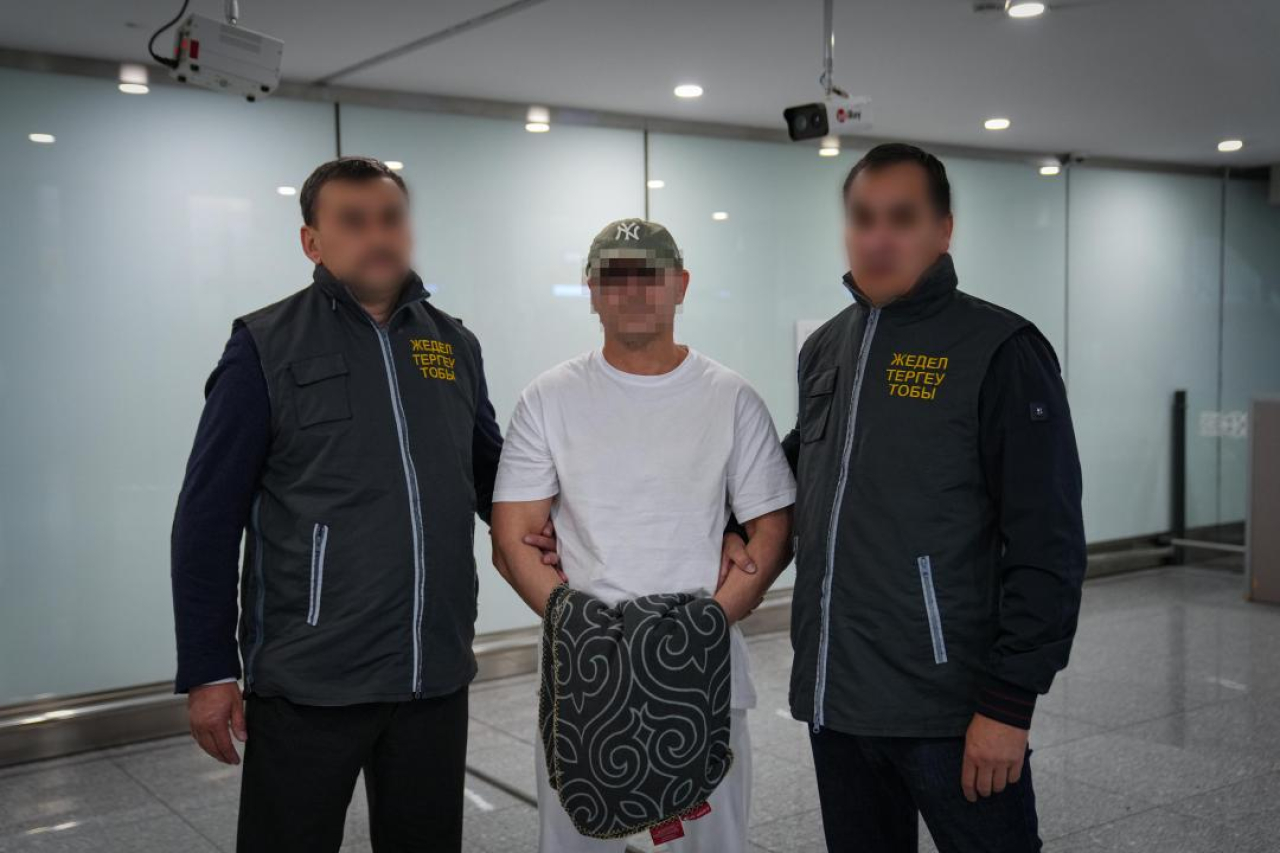 Аса ірі мөлшерде алаяқтық жасаған күдікті экстрадицияланды