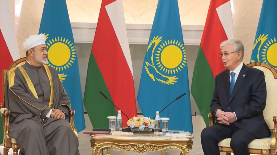 Президент Оман Сұлтанымен шағын құрамда келіссөз жүргізді