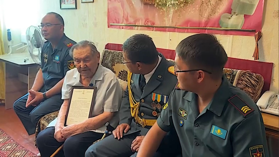 Таразда жүз жасаған соғыс ардагеріне құрмет көрсетілді