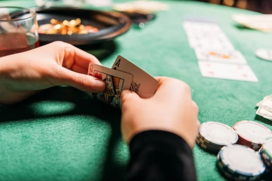 Госслужащего уволили за участие в азартных играх