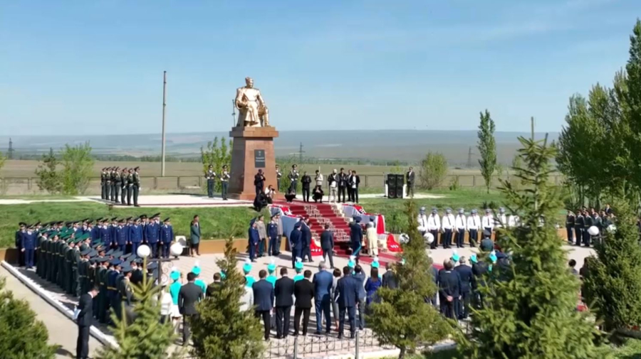 Мемориальную плиту в честь 115-летия Б.Момышулы установили в Жамбылской области