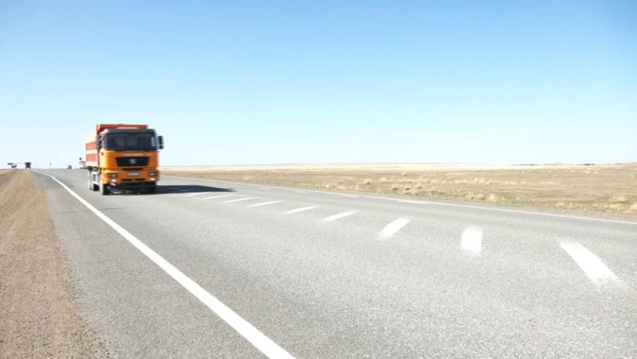 Движение большегрузов ограничат в области Абай