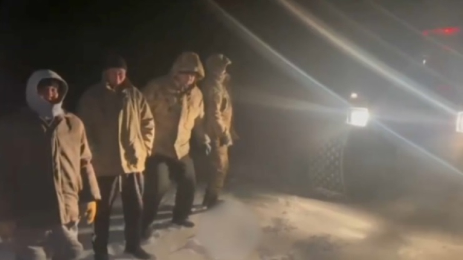 Трех человек спасли из застрявшего в снежном заносе авто