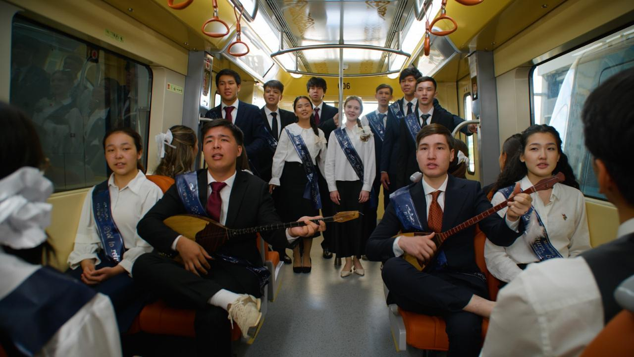 Столичные школьники спели песню «Ақ бантик» в LRT