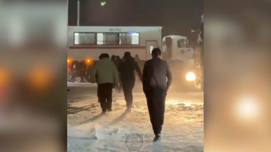 В Хромтау эвакуировали 54 пассажира застрявшего автобуса