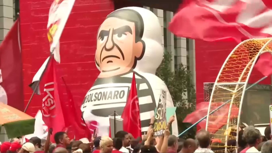 Протесты против сокращения срока Болсонару проходят в Бразилии