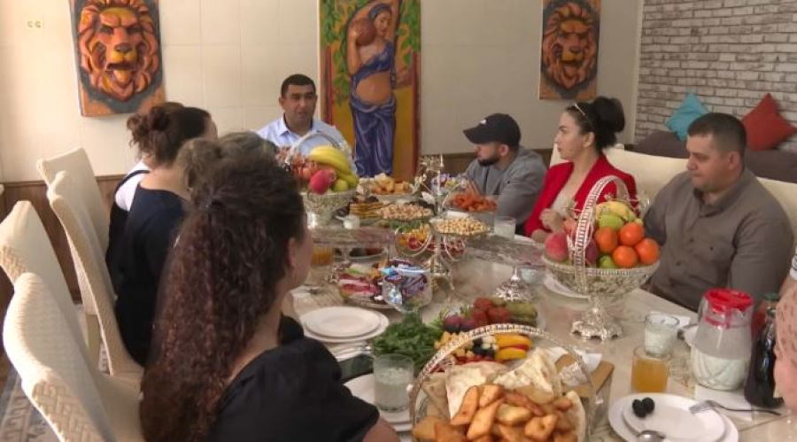 Семья из Шымкента превратила свой дом в символ дружбы народов