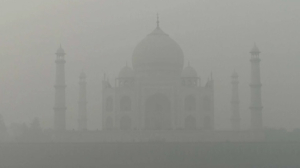Знаменитый Тадж-Махал почти не виден из-за смога