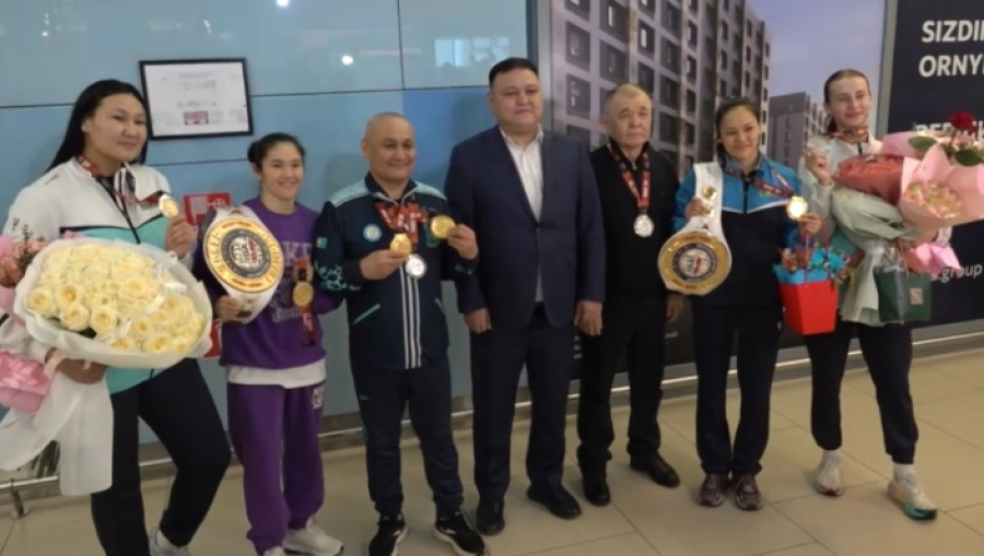 Победительниц ЧМ по боксу встретили в аэропорту Алматы