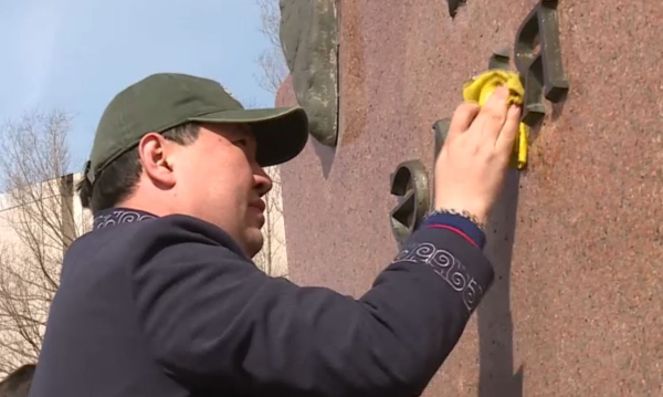 Памятники и мемориальные доски очистили в Астане