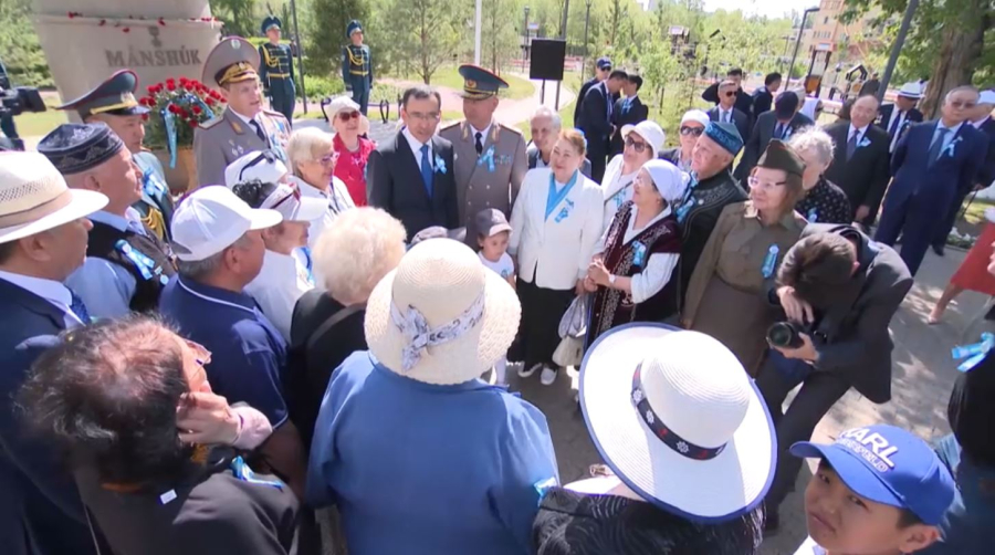 Председатель Сената возложил цветы к памятнику Маншук Маметовой