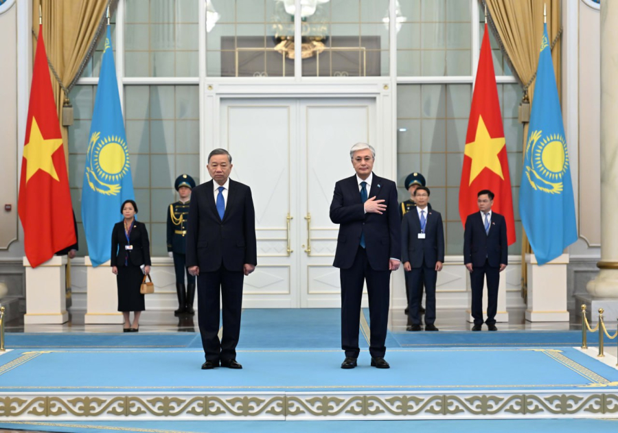 Торжественная церемония встречи Генсека ЦК Компартии Вьетнама состоялась в Акорде