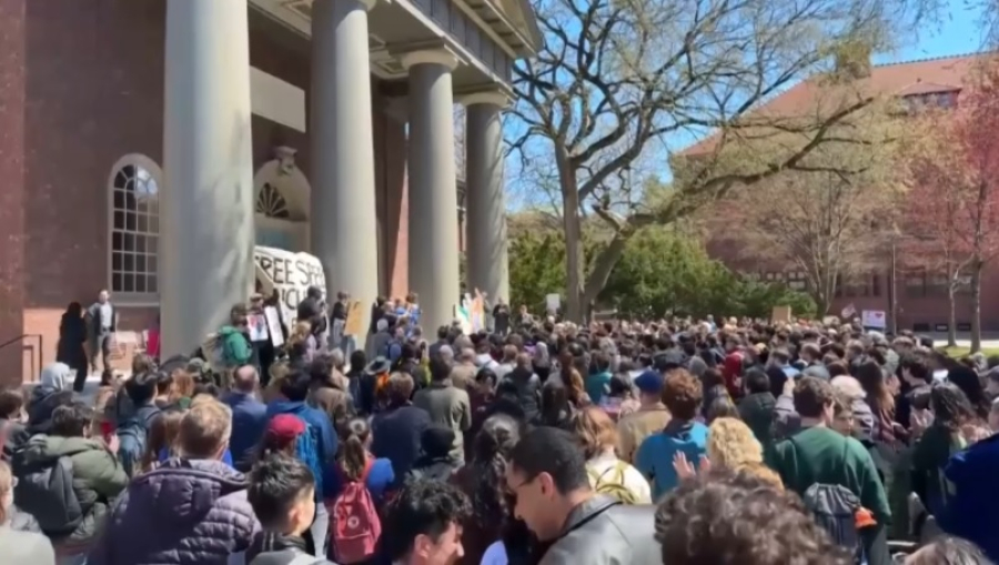 Студенты и преподаватели Гарварда вышли на демонстрацию