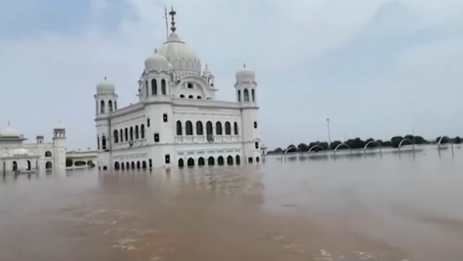 Более миллиона пакистанцев покинули дома из-за наводнения