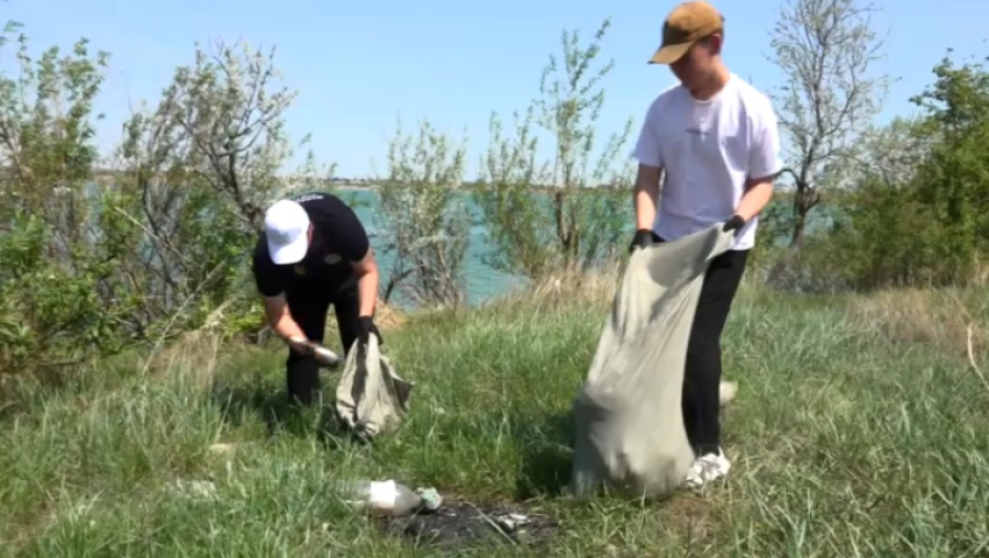 Карагандинцы навели порядок на берегу Федоровского водохранилища