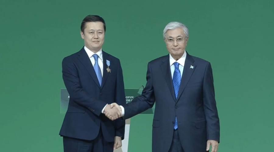 К. Токаев наградил работников АПК