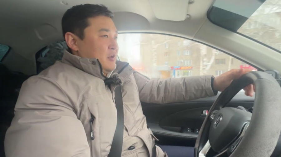 Такси тізгіндеген театр солисті