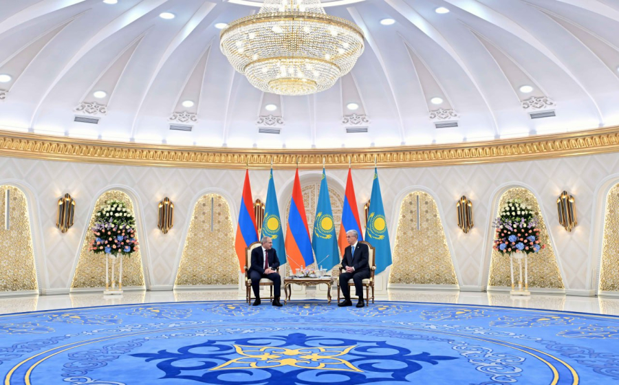 Глава государства провел переговоры с Премьер-министром Армении